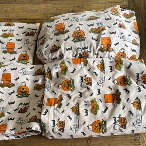 Peanuts  Pumpkin and Bat Halloween Full size Themed sheet Set